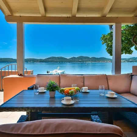Robinson Style Holiday House Lavdara * Sali