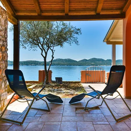 Robinson Style Holiday House Lavdara Orman Evi *