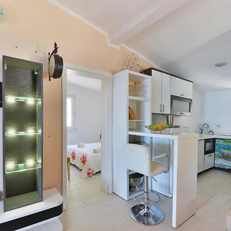 Robinson Style Holiday House Lavdara Sali