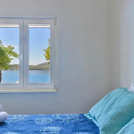 Robinson Style Holiday House Lavdara Sali