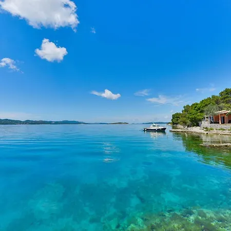 Robinson Style Holiday House Lavdara *